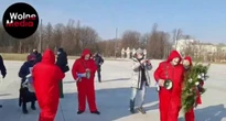 Szarpaniny przed pomnikiem smoleńskim. Żołnierze wyrwali przebierańcom prowokacyjny wieniec