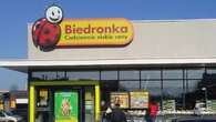 Zaczęło się już nad ranem. Biedronka oddaje te produkty ZA DARMO! Kolejki aż się zawijają