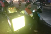 Motoboys de SP viram “outdoor ambulante” com painel de led no baú