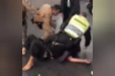 Jovem perde dente e leva mata-leão de segurança em estação. Vídeo