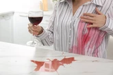 Saiba 5 dicas simples para limpar manchas de vinho das roupas