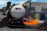 Carreta-tanque carregada com etanol pega fogo em avenida de MT