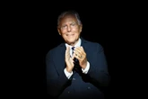 Estilistas e celebridades homenageiam Giorgio Armani nas redes sociais