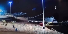Motorista de MS sobrevive após carreta cair no Rio Paraná. Vídeo