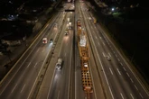 Trajeto de maior carreta da história da Dutra é retomado após pausa
