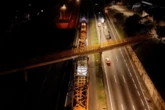 Vídeo: transporte de carga gigante na Dutra vai levar 15 dias até o RJ