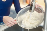 Lavar o arroz faz diferença ou não? Nutricionista esclarece