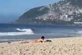 Garoto de Ipanema? Homem toma sol pelado em praia do RJ. Vídeo