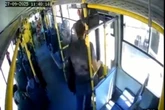 Vídeo: mulher cai ao descer de ônibus, e motorista não presta socorro