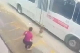 Vídeo: criança corre e é atropelada por ônibus em Alagoas