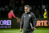 Cléber Xavier fala sobre vaias no Santos: “Eu tenho é que trabalhar”