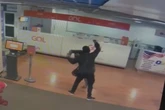 Vídeo: mulher atacada em aeroporto tentou fugir sangrando, mas desmaiou