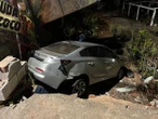 Carro desgovernado derruba muro e invade floricultura no DF. Vídeo