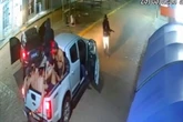 Quadrilha armada com fuzis invade banco, faz reféns e explode caixas