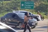 Vídeo de policial à paisana sacando fuzil para criminoso viraliza