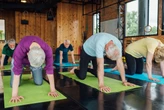 Para fazer em casa: personal ensina exercício para dores na lombar