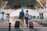 Sexo antes de voar pode reduzir medo de avião? Sexóloga explica teoria