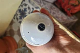 Casal flagra câmera disfarçada de lâmpada em Airbnb em Pirenópolis
