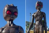 Varginha inaugura escultura de ET com 4 metros
