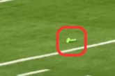 Vídeo: objeto sexual é jogado no campo em partida de futebol americano