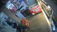 Vídeo: homem é morto com cinco facadas no meio de rodoviária do DF