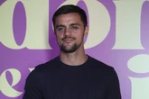 Felipe Simas diz que pensou em largar carreira de ator após conversão