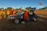 Motorista fica presa às ferragens após bater carro em poste no DF