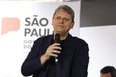Metanol em bebidas: Tarcísio diz não ter evidências de ligação com PCC