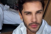 Vídeo: Lucas Guimarães posa com casais e brinca com solteirice