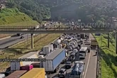 Acidente deixa Régis Bittencourt interditada e gera congestionamento