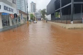 Chuvas alagam ruas e destelham casas em SC durante alerta de ciclone