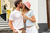 Fotos: na Itália com Klebber Toledo, Camila Queiroz mostra barriguinha