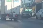 Vídeo: homem se pendura na traseira de caminhão e cai de bunda em poça