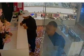 Bandido entra chupando sorvete e sai com R$ 100 mil em joias em SP.