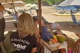 Turista é autuado por perseguir e pegar tartaruga em Noronha