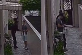 Vídeo: homem invade prédio no litoral e obriga morador a fazer Pix