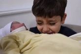 Vídeo: menino de 6 anos se emociona em primeiro encontro com irmão