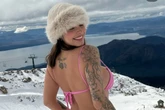 Influenciadora é internada após fazer trend e posar de biquíni na neve