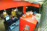 Vídeo: motoboy arremessa cadeira contra funcionários de lanchonete