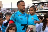 Mavie entra em campo nos braços do pai Neymar e rouba a cena