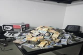 PF descobre baú do tráfico e apreende meio milhão de reais