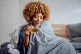 Chá antioxidante ajuda a melhorar memória e sono, além de aliviar dor