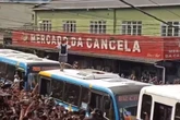 À espera de Poze, Oruam sobe em ônibus e tira camisa em Bangu. Vídeo