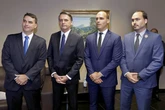 Para “acalmar” Eduardo, bolsonaristas articulam chapa Tarcísio-Flávio