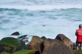 Vídeo: jet ski vira ao ser atingido por ondas e casal cai no mar no RJ