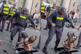 Vídeo: PMs fazem abordagem violenta contra idosa no centro de SP