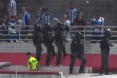 Vídeo: torcedor acerta chinelada em árbitro durante jogo da Série C