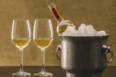 Chef ensina técnica fácil para deixar o vinho gelado por mais tempo