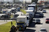 Empresa terá de pagar R$ 500 mil a caminhoneiro que recebia “por fora”