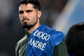Pedro Neto faz homenagem a Diogo Jota durante minuto de silêncio. Veja